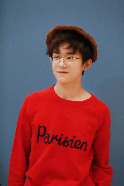 圈内人爆料千玺身高,千玺身高惊人，真实身高曝光引热议